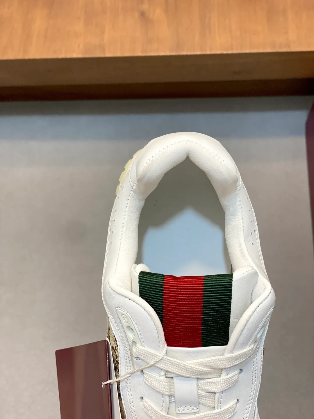 Men's Shoes 💰660 𝐆𝐮𝐜𝐜𝐢 𝐑𝐞-𝐖𝐞𝐛 As the first sneaker created by Sabato De Sarno for Gucci, the Re-Web series reinterprets the brand's classic stripes and sets off the modern silhouette design with bold and unique details. These shoes are crafted from white leather. This new sneaker is ingeniously decorated with many of the brand's classic details, and is equipped with a bright red and green webbing tongue, which will make people fall in love at first sight. White leather treated with a special process for softness and luster, with an embossed grainy texture. Script Gucci logo and interlocking G web label with Interlocking G and script Gucci logo. Rubber outsole with interlocking G detail eyelets. Web tongue. Size: 39-44 (customized for sizes 38 and 45)